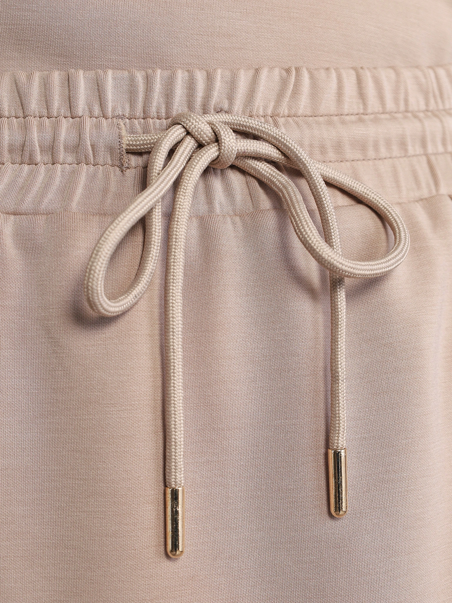 Юбка трикотажная бежевого цвета с эластичным поясом